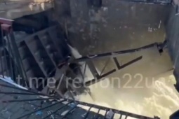 Video: Nước tràn ra không kiểm soát sau khi Ukraine tấn công gây “nứt đập” của Nga