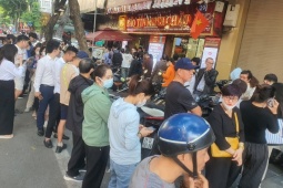 Giá vàng chiều 28/10: Tiếp tục giảm sâu, người dân ồ ạt đi bán, cửa hàng “thừa vàng” trả khách