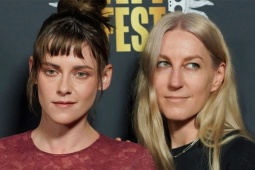 Kristen Stewart và bạn đời đồng giới lần đầu đi thảm đỏ sau cưới