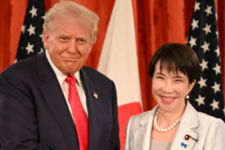 Ông Trump ca ngợi “cái bắt tay mạnh mẽ” của tân Thủ tướng Nhật Bản