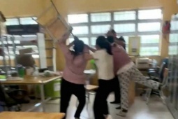 Nữ phụ huynh vào trường hành hung nam giáo viên vì nhắn tin
