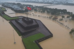 Huế chìm trong lũ