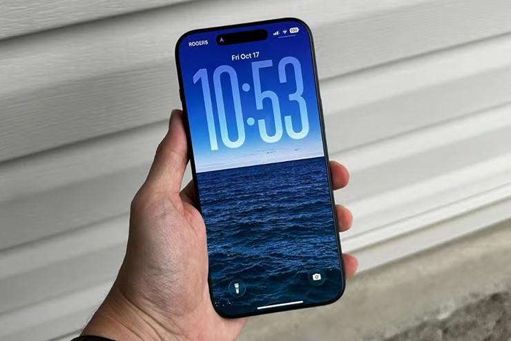 Kích thước lớn có thể gây khó chịu khi cầm nắm.