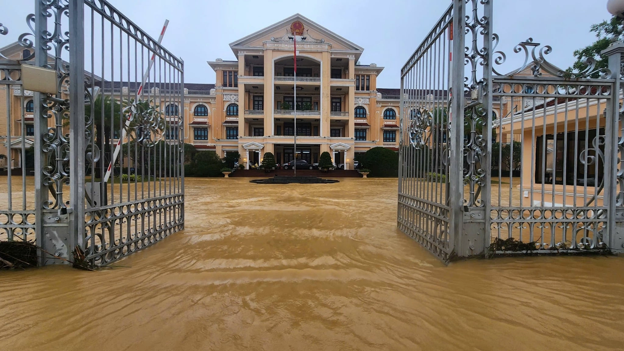  Kinh thành Huế ngập trong lũ. Video: Võ Thạnh