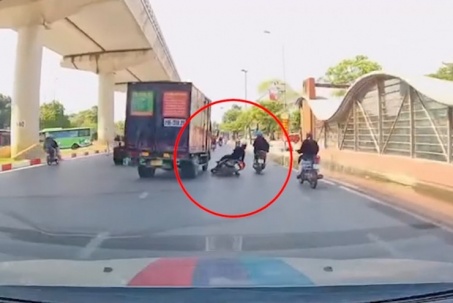 Clip: Vừa lái xe vừa nói chuyện, người phụ nữ ngã sõng soài giữa đường