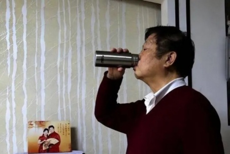 Người đàn ông uống nước lúc nửa đêm rồi qua đời, coi chừng 5 thói quen...