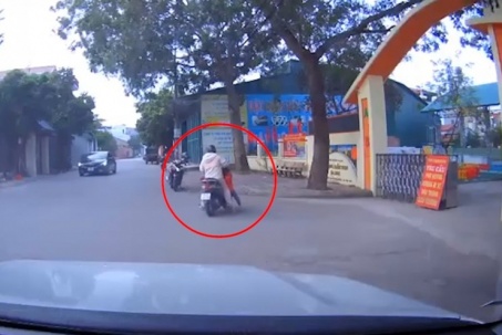 Clip: Bé vô tình vặn ga, mẹ bị hất văng khi xe lao thẳng vào gốc cây
