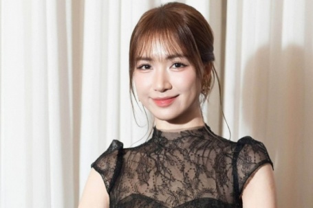 Hòa Minzy được khen khi diện đầm đen đi ăn cưới