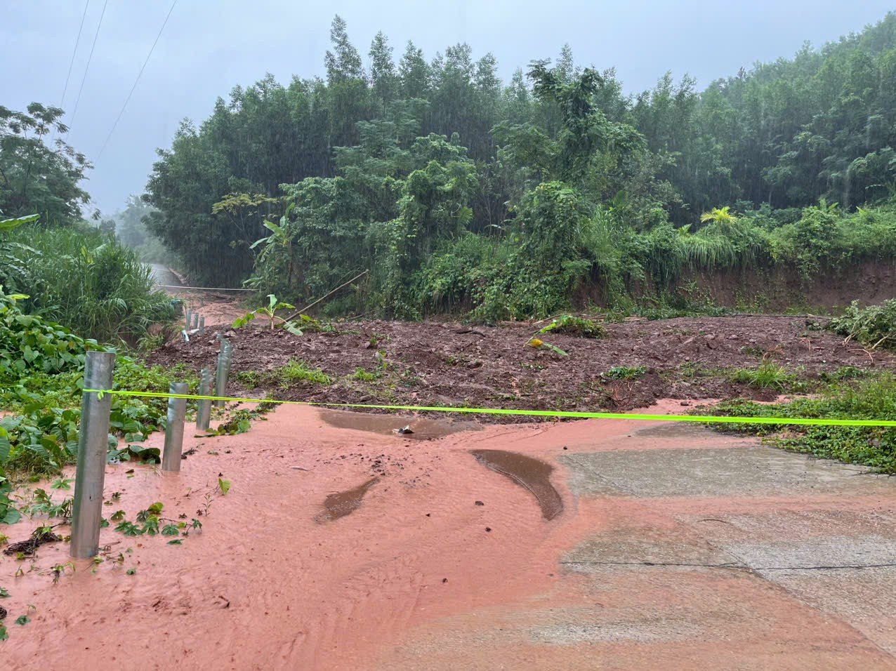 Lũ lịch sử, nhiều bệnh viện tại Huế chìm sâu, sạt lở khắp nơi ở Đà Nẵng - 2