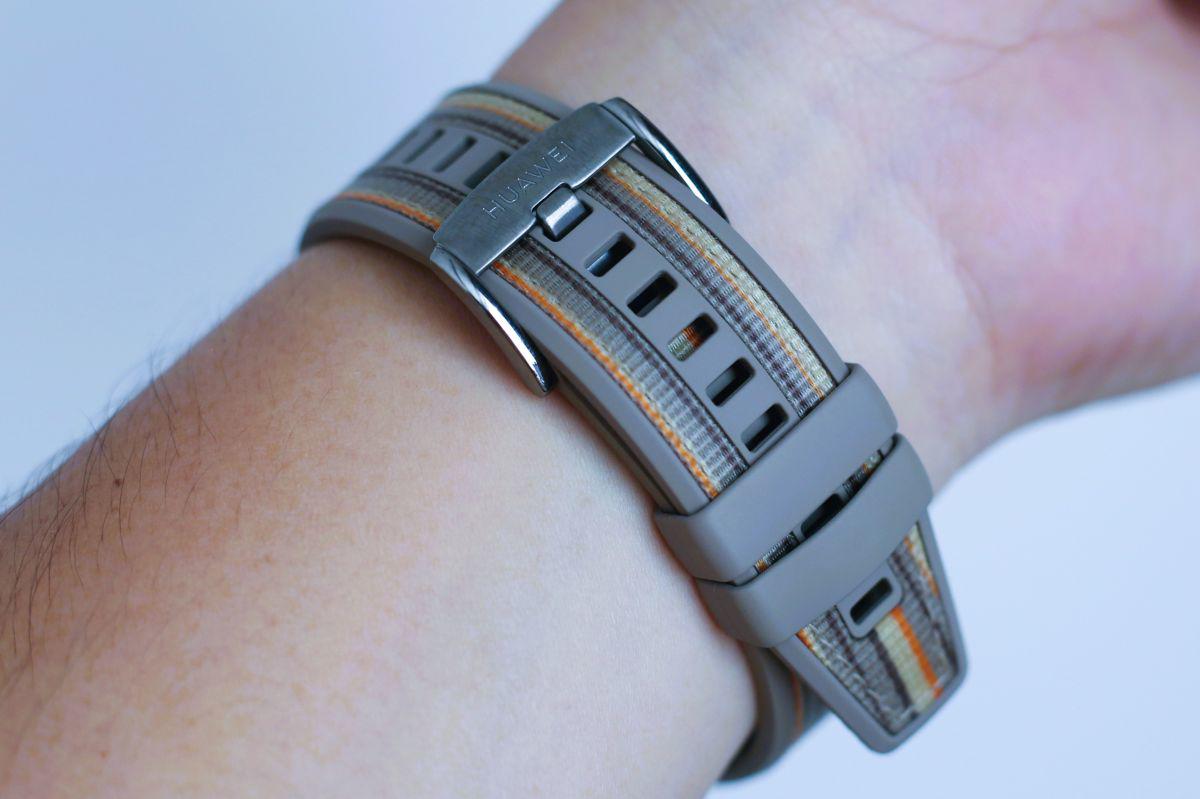 Dây vải viền silicon đi kèm.