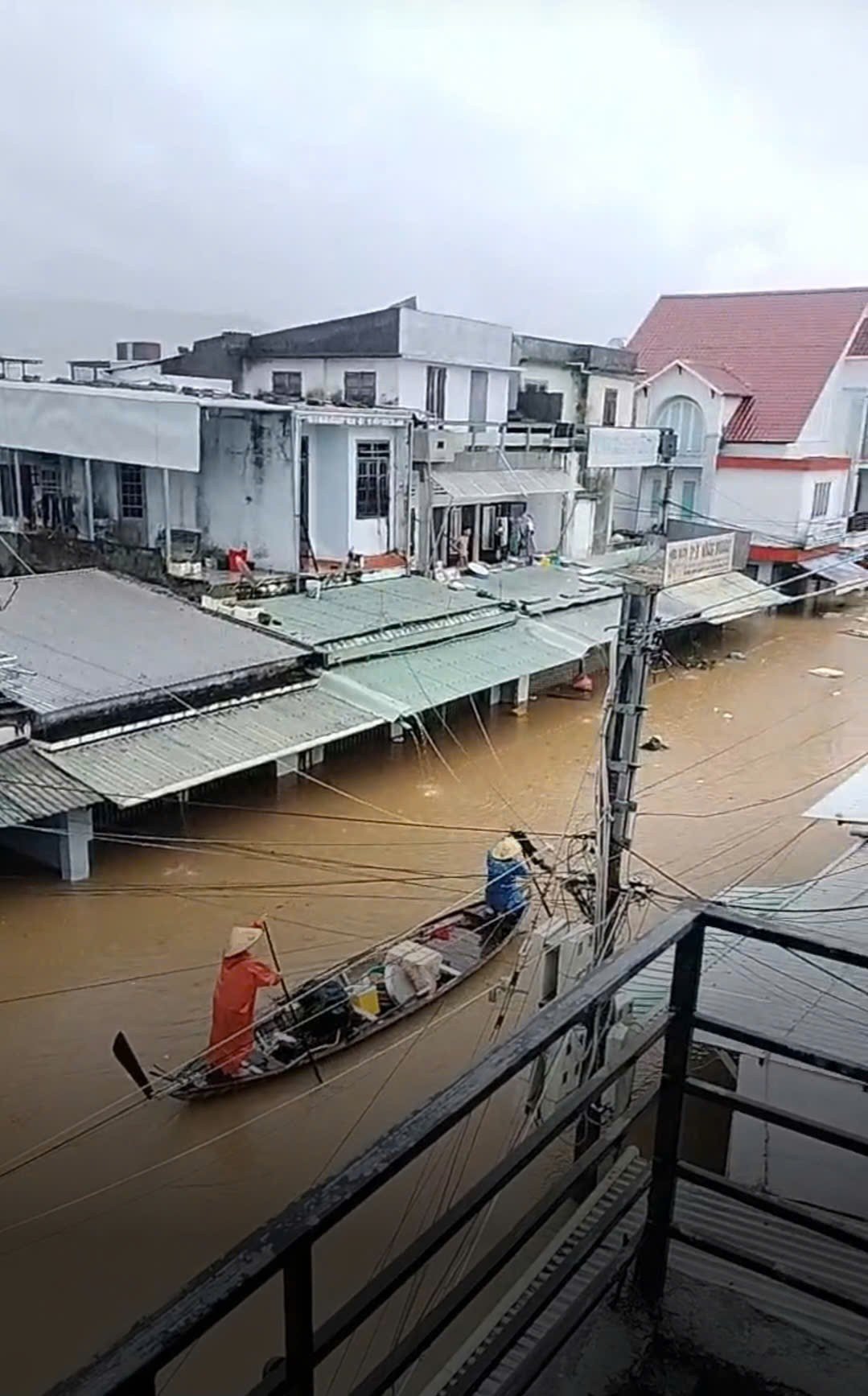 Lũ lịch sử, nhiều bệnh viện tại Huế chìm sâu, sạt lở khắp nơi ở Đà Nẵng - 5