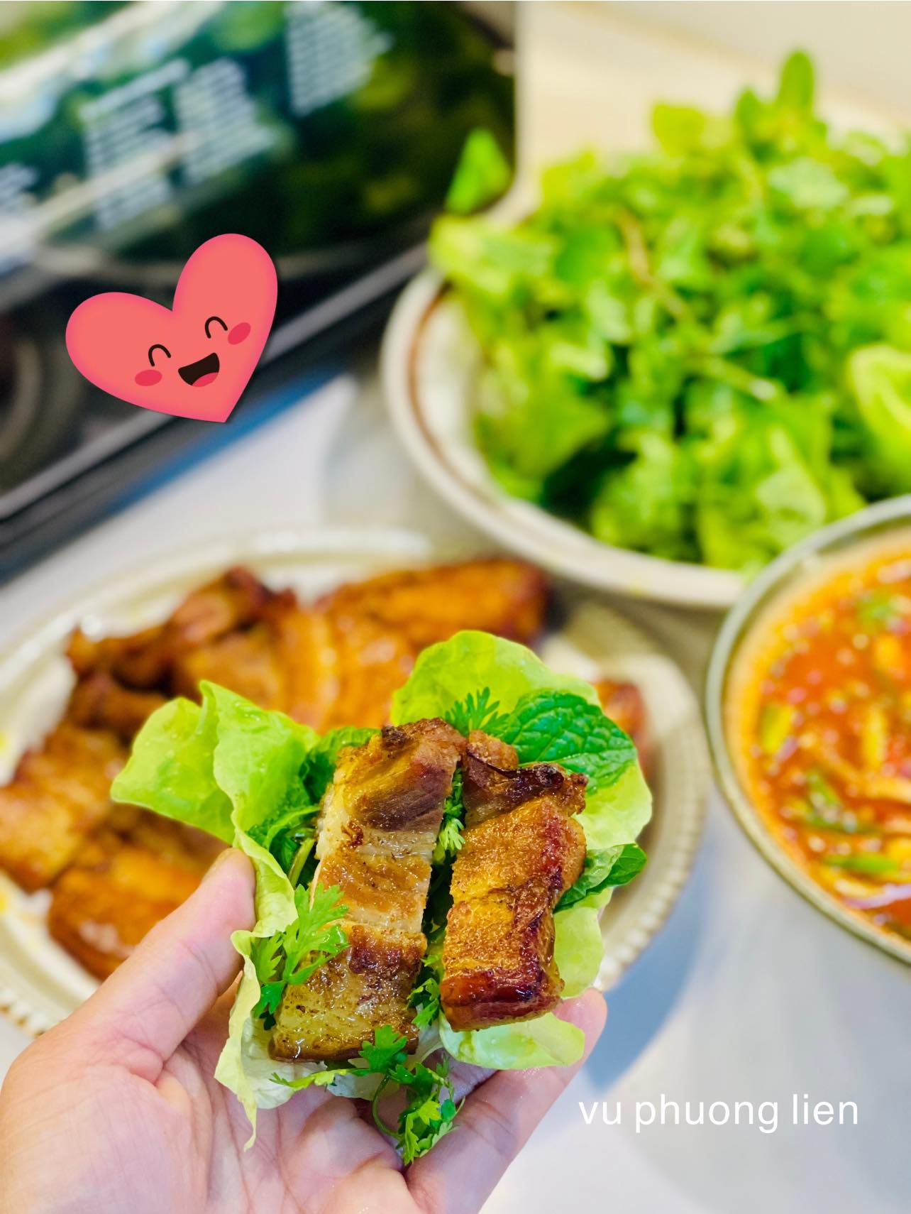 Cuốn cùng rau sống, chấm nước mắm chua ngọt "bao ngon".