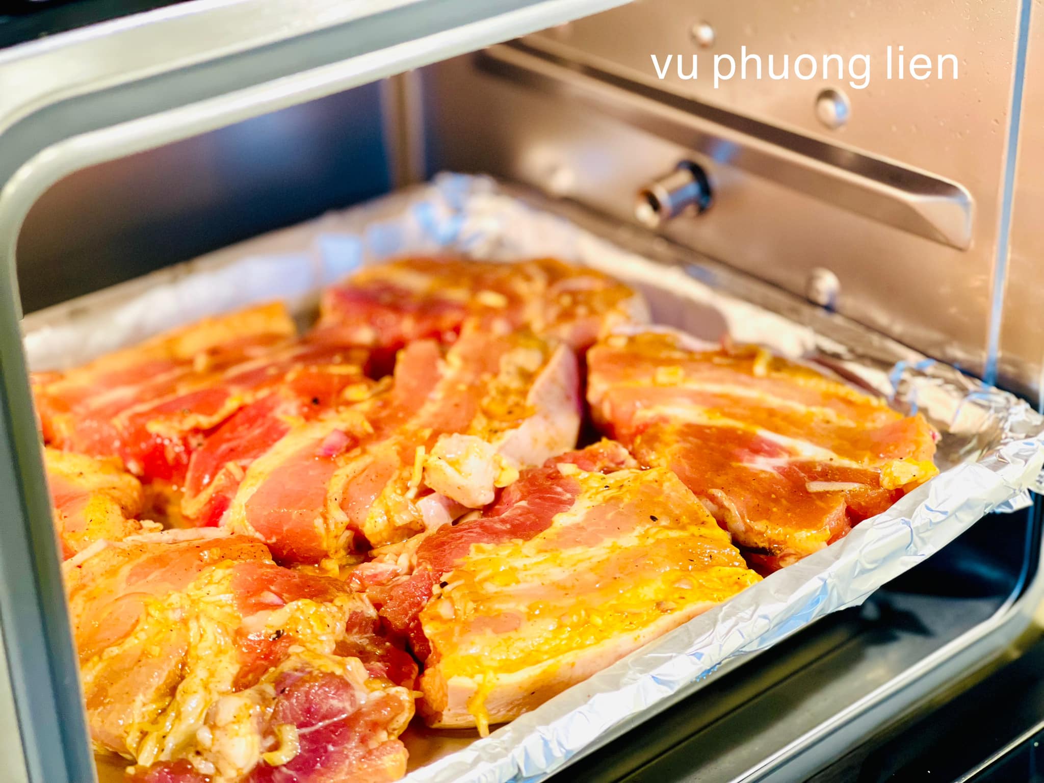 Nướng ở mức nhiệt 180℃ trong khoảng 30 phút.
