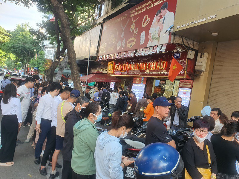 Rất đông người xếp hàng bên ngoài cửa hàng của Bảo Tín Minh Châu chờ mua bán vàng.