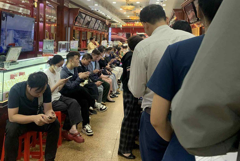Bên trong cửa hàng vàng chật kín khách chờ giao dịch.