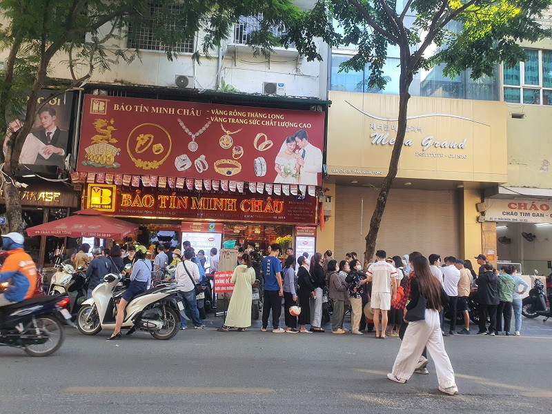 Hàng trăm người xếp hàng trước cửa hàng vàng trong chiều ngày 28/10.