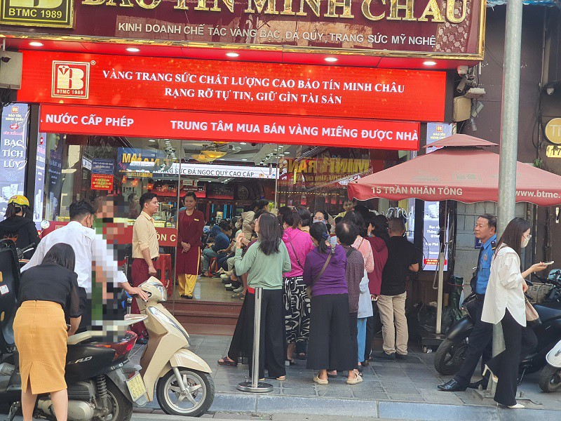 Lượng khách đến mua vàng chiều 28/10 khá nhiều nhưng không đông bằng thời điểm cách đây 1 tuần khi giá vàng đang ở mức đỉnh.