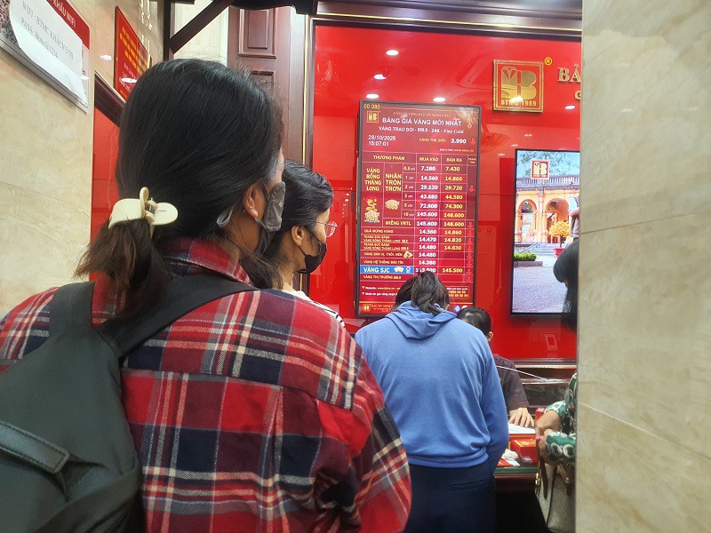 Cửa hàng bán ra số lượng lớn nhưng đa số khách chỉ mua vài chỉ một tích luỹ còn người đi bán lại bán số lượng lớn.
