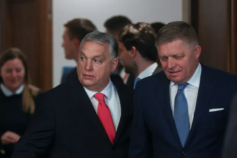 Thủ tướng Hungary Viktor Orban (trái) và người đồng cấp Slovakia Robert Fico. Ảnh: Reuters.