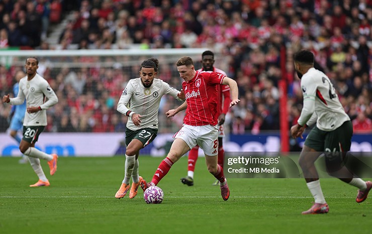 Elliot Anderson tỏa sáng trong màu áo Nottingham Forest, trở thành mục tiêu hàng đầu của Man Utd