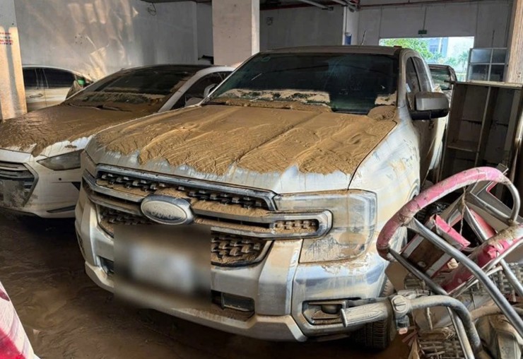 Chiếc Ford Ranger dính đầy bùn đất sau trận lũ ở Thái Nguyên. Ảnh: MXH