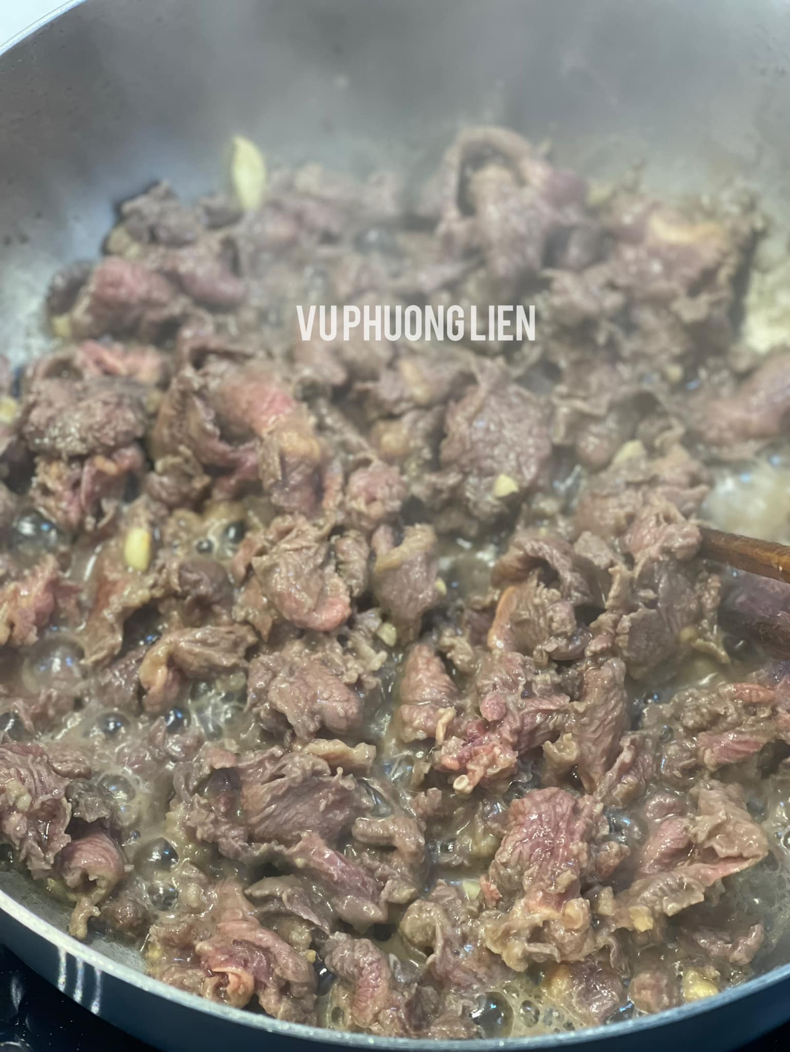 Phi thơm tỏi, cho thịt bò vào xào chín tới.