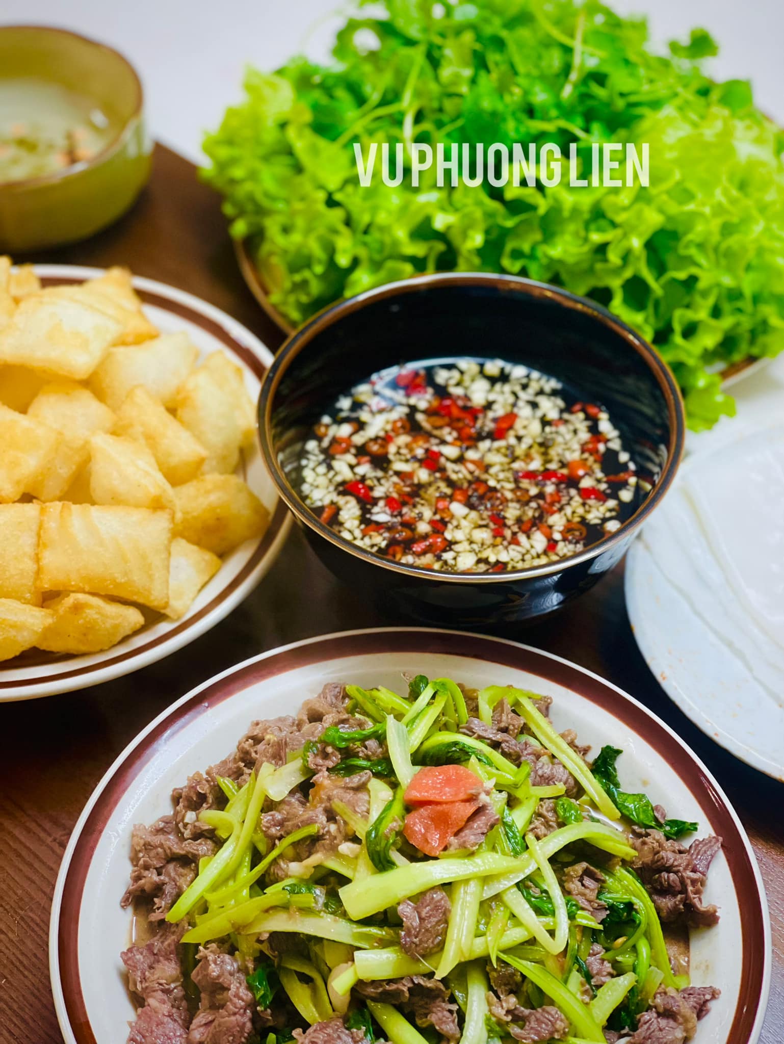 Phở chiên phồng ăn kèm thịt bò xào rau cải siêu chuẩn vị, ăn cả đĩa không thấy chán.