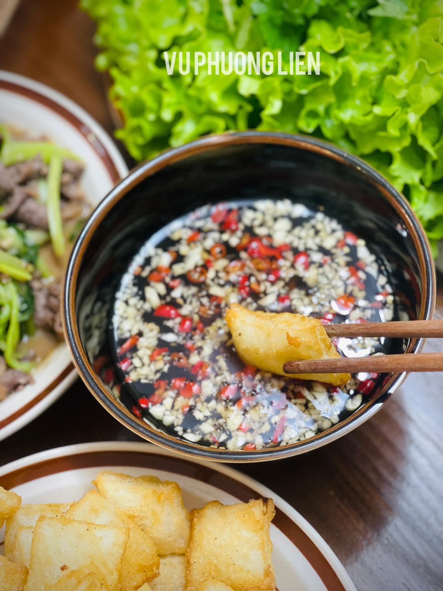 Miếng phở giòn tan chấm cùng nước mắm chua ngọt cực kỳ hấp dẫn.