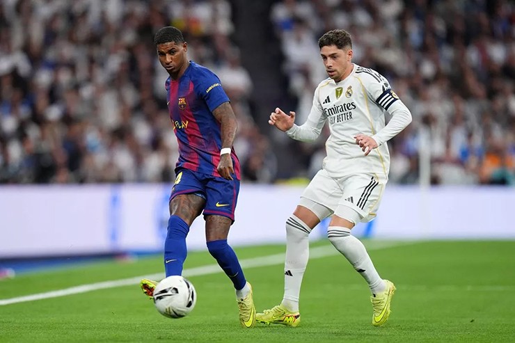 Rashford lần đầu đá chính trong trận "Siêu kinh điển" và đã có 1 kiến tạo thành bàn