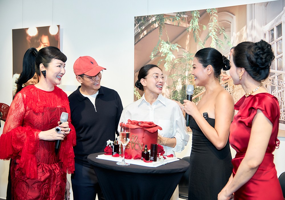 Hoa hậu Giáng My, vợ chồng Ngô Thanh Vân - Huy Trần và MC Thanh Mai bất ngờ tổ chức sinh nhật Hello 50 cho Siêu mẫu Vũ Cẩm Nhung