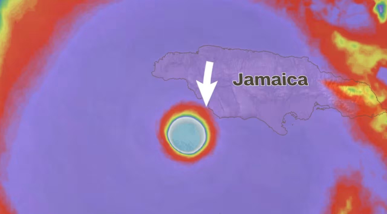 Vùng mắt bão của cơn bão Melissa khi sắp đổ bộ Jamaica (ảnh: CNN)