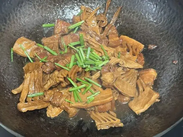 Đậy nắp, đun lửa lớn cho sôi, sau đó chuyển sang lửa nhỏ kho liu riu khoảng 30 phút cho đến khi các nguyên liệu chín mềm. Sau khi nguyên liệu đã chín mềm, mở nắp và tăng lửa lớn để cô đặc nước sốt. Múc ra đĩa và rắc hành lá cắt khúc lên trên là hoàn thành.