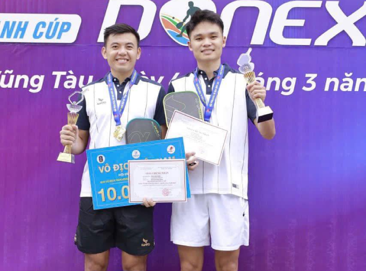 Hoàng Nam (bên trái) và Linh Giang (bên phải) rạn nứt tình bạn sau trận chung kết pickleball cuối tuần qua