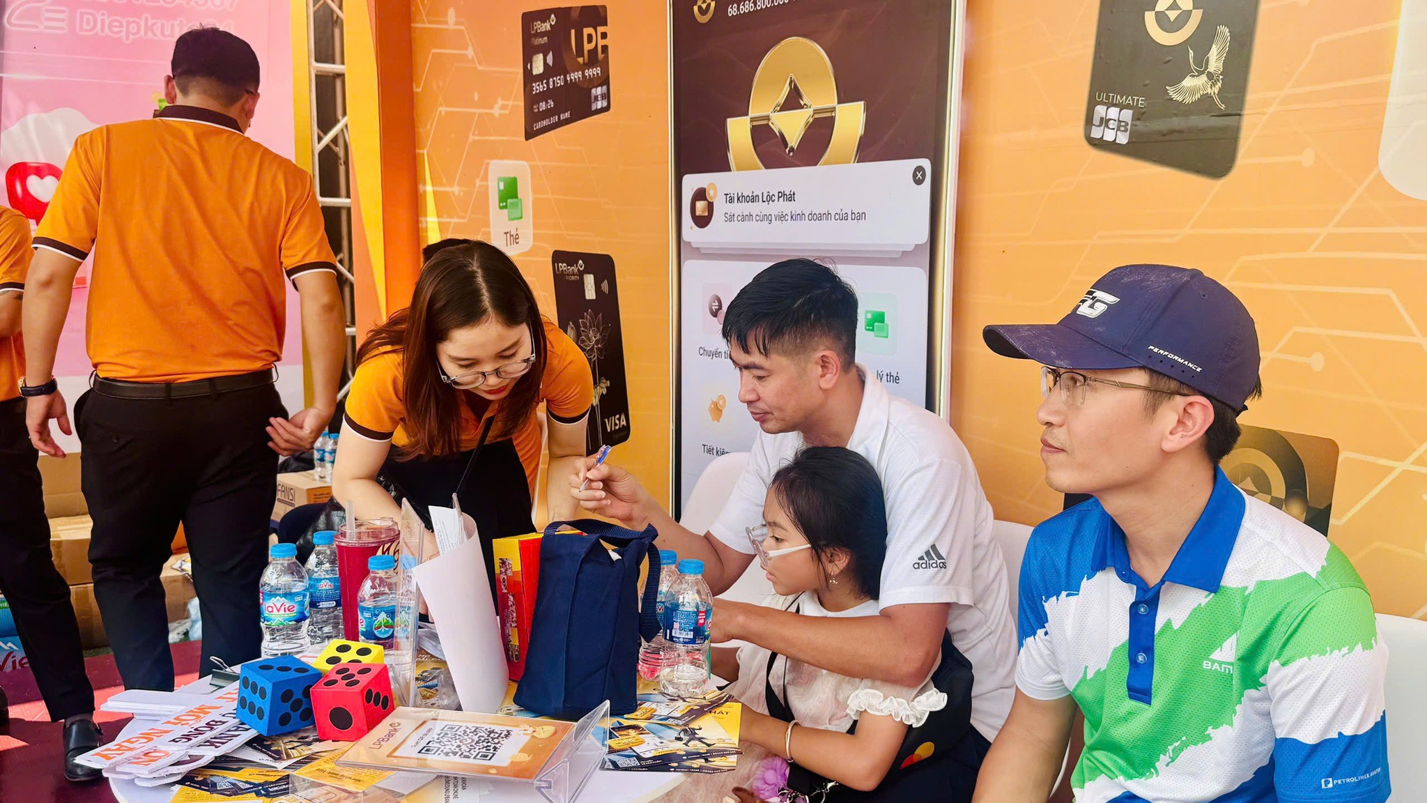 Ngân hàng tung loạt chính sách ưu đãi nhằm hút tiền nhàn rỗi của người dân