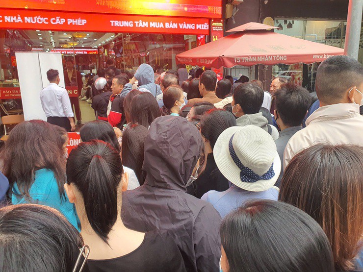 Người dân đổ xô giao dịch mua bán vàng trong những ngày thị trường biến động mạnh - Ảnh: Hồng Cảnh