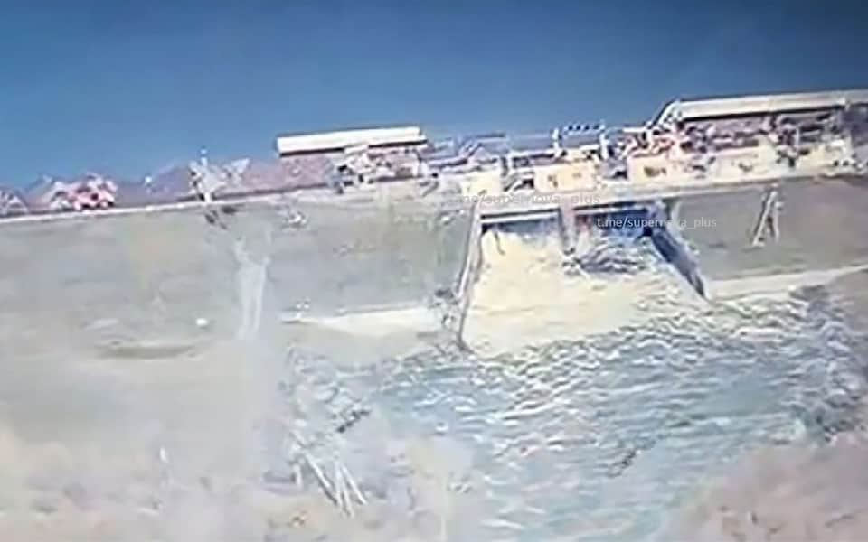 Đập chứa nước ở vùng Belgorod của Nga bị hư hại ngay ở phần cửa xả. Ảnh: Telegraph.