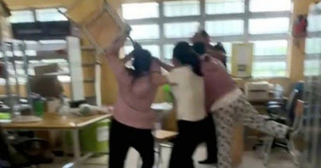 Nữ phụ huynh vào trường hành hung nam giáo viên vì nhắn tin "thân mật" với nữ sinh