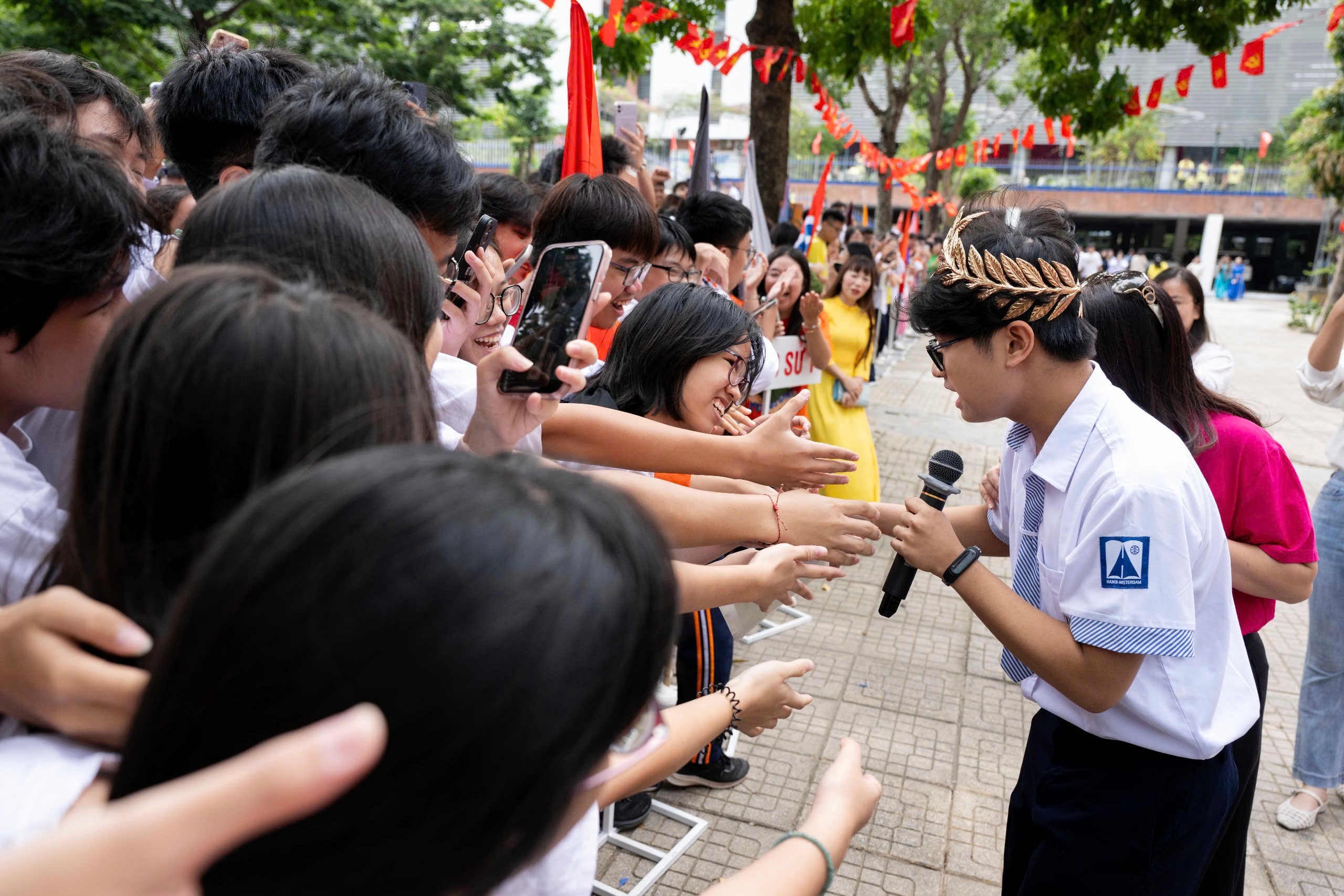 Quán quân Đường lên đỉnh Olympia được chào đón đặc biệt tại trường Hà Nội - Amsterdam - 12