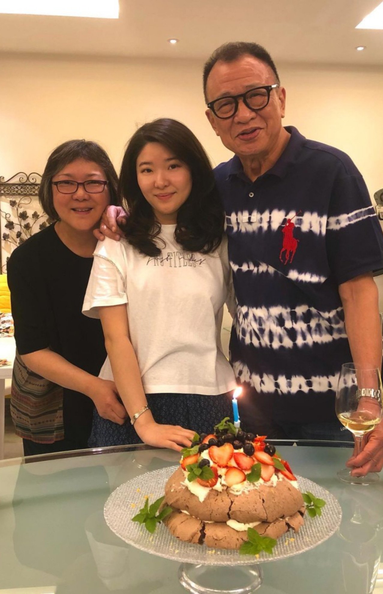 Hứa Thiệu Hùng bên bà xã và con gái. 