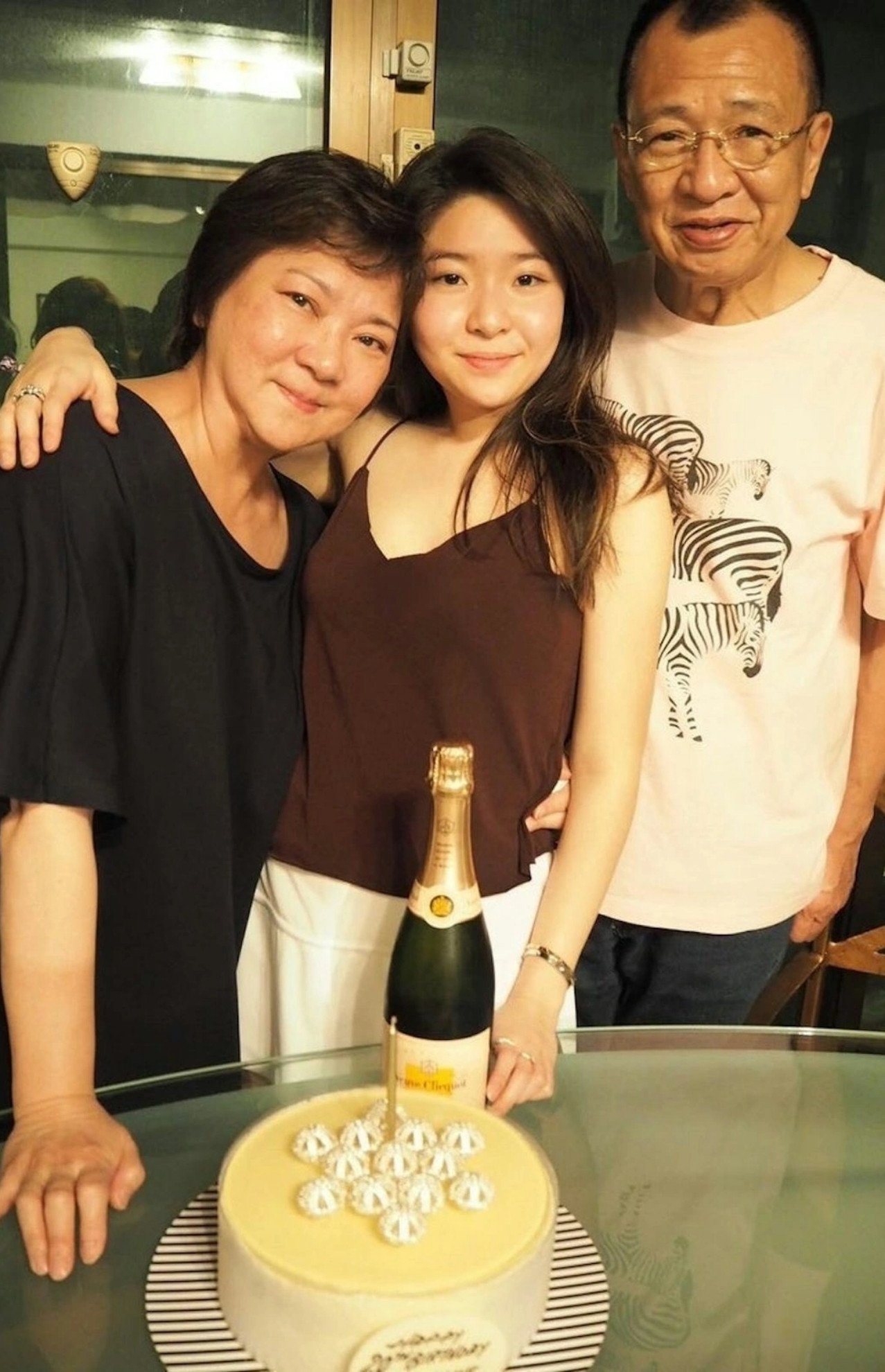 Hứa Thiệu Hùng bên bà xã và con gái. 