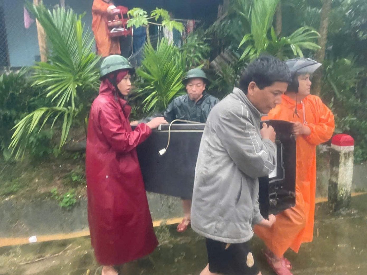 Người dân gần đó khẩn trương di chuyển đồ đạc, di chuyển đến nơi an toàn