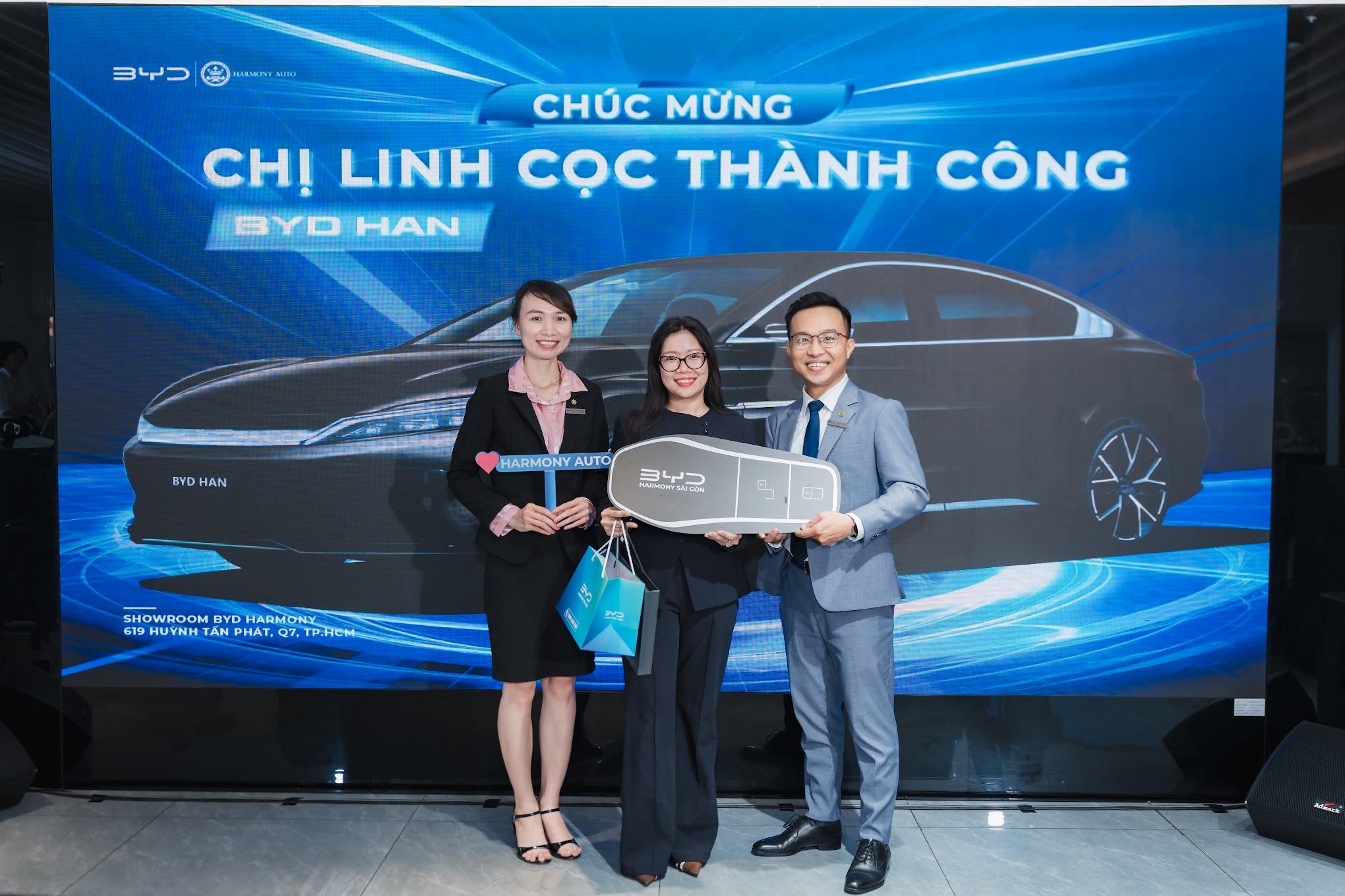 Khách hàng chốt cọc xe BYD HAN ngay tại sự kiện