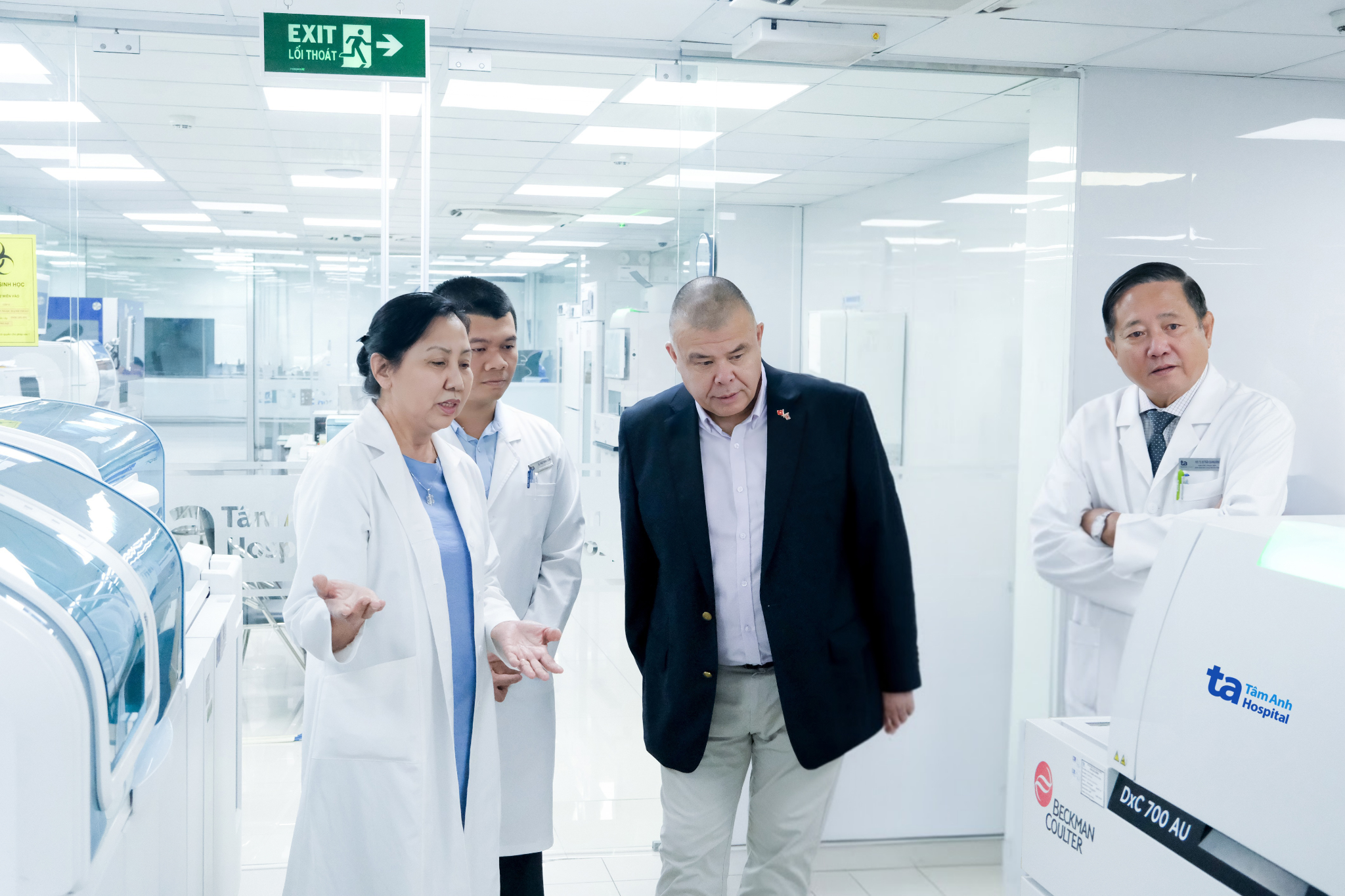 Giáo sư, Hiệp sĩ Jonathan Van Tam, Giáo sư gốc Việt đầu tiên được phong tước Hiệp sĩ của Hoàng gia Anh, tham quan Trung tâm Xét nghiệm chuẩn ISO 15189:2012 tại Bệnh viện Đa khoa Tâm Anh trong chuyến thăm và trao đổi khoa học tháng 12-2023