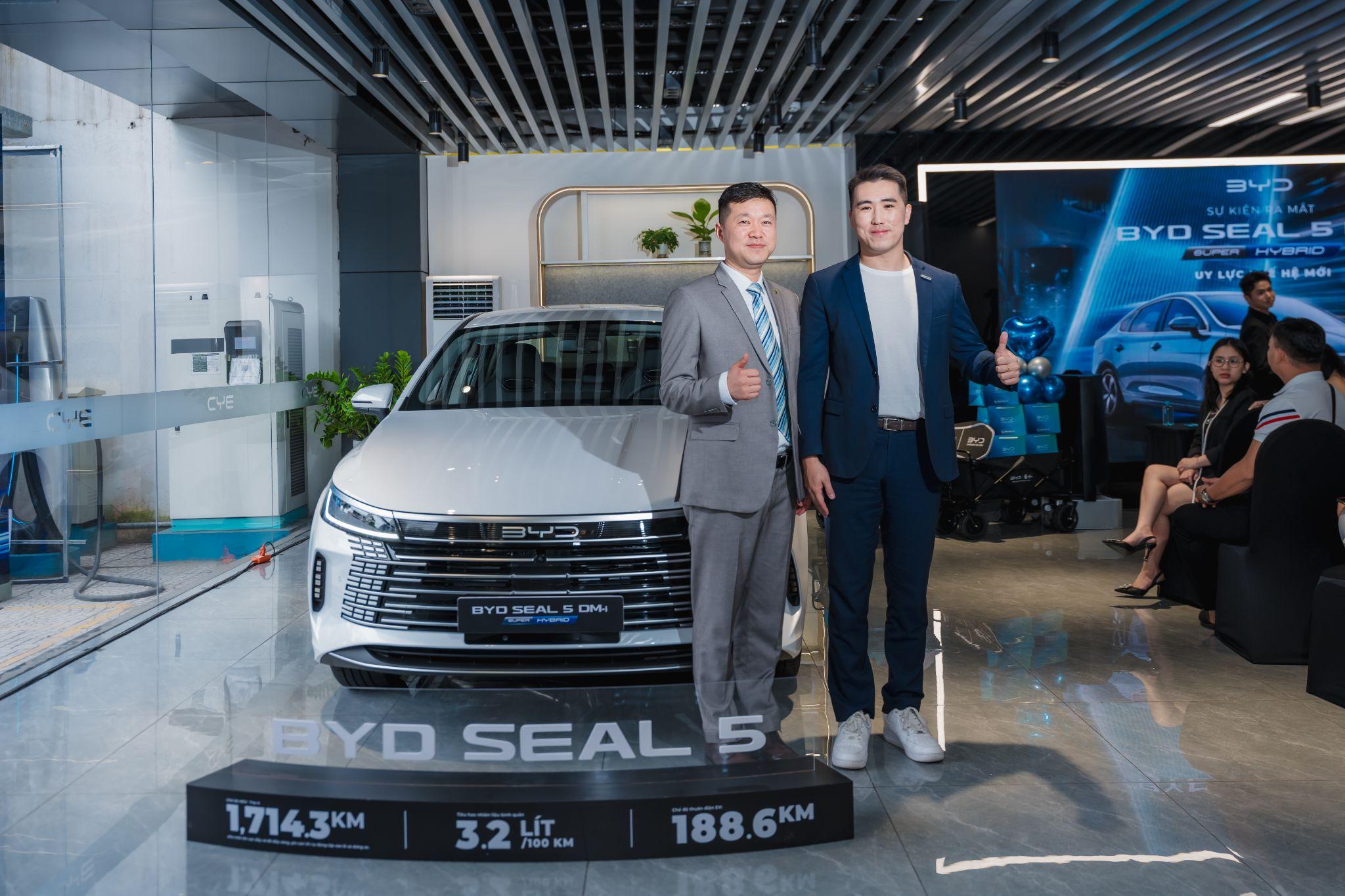 Đại diện BYD Auto Việt Nam và đại diện BYD Harmony Sài Gòn unveil xe BYD Seal 5 DM-i Super Hybrid