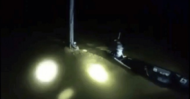 Clip: Thót tim cảnh người đàn ông chới với ôm t...