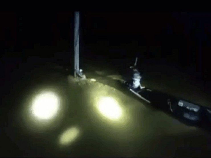 Clip: Thót tim cảnh người đàn ông chới với ôm trụ điện giữa dòng lũ chảy xiết