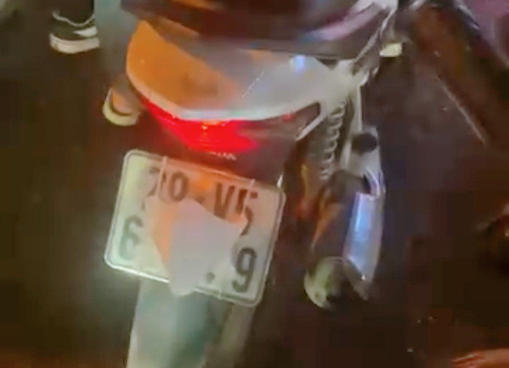 Hình ảnh tài xế M. dùng khẩu chi biển số được người dân đăng lên mạng xã hội (Ảnh: Công an cung cấp).