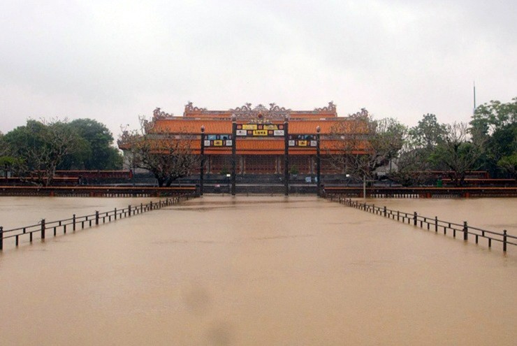 Lũ bao vây Đại nội Huế
