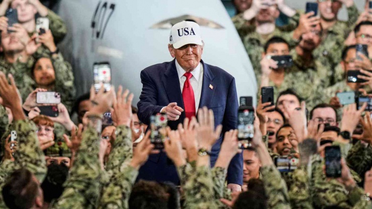 Binh sĩ Mỹ vẫy tay và chụp ảnh Tổng thống Donald Trump khi ông đến thăm tàu sân bay USS George Washington. Ảnh: AP