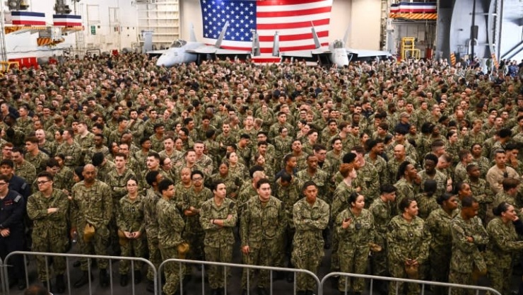 Binh sĩ Mỹ chờ Tổng thống Donald Trump đến tàu sân bay USS George Washington. Ảnh: Nikkei